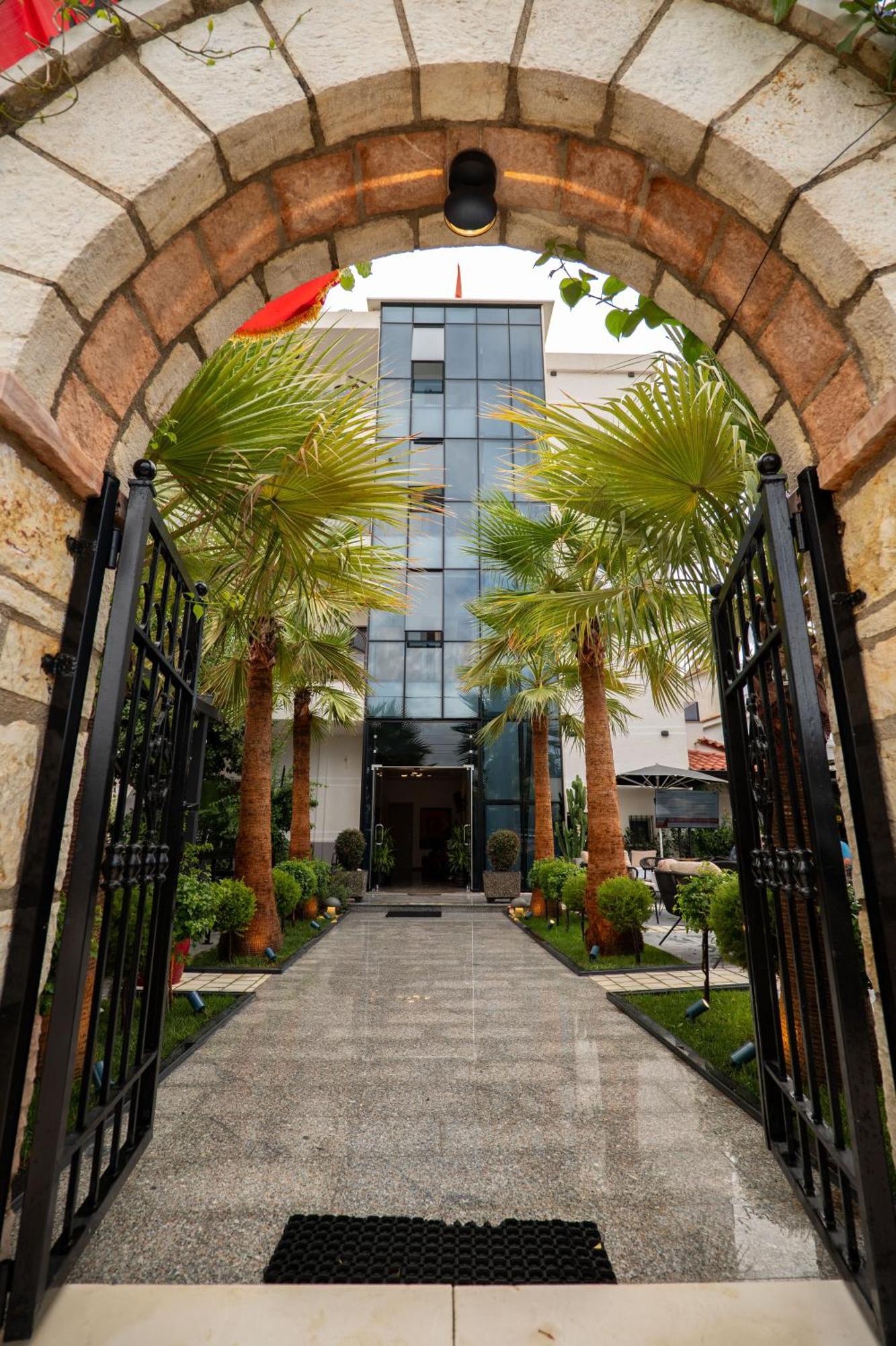 Hotel Eagle Εξαμίλιο Εξωτερικό φωτογραφία